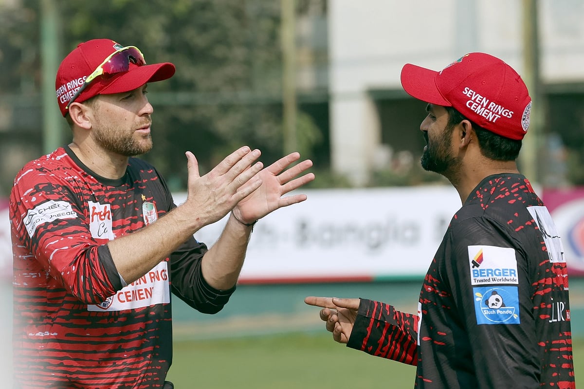 কে কাকে কী বোঝাচ্ছেন?