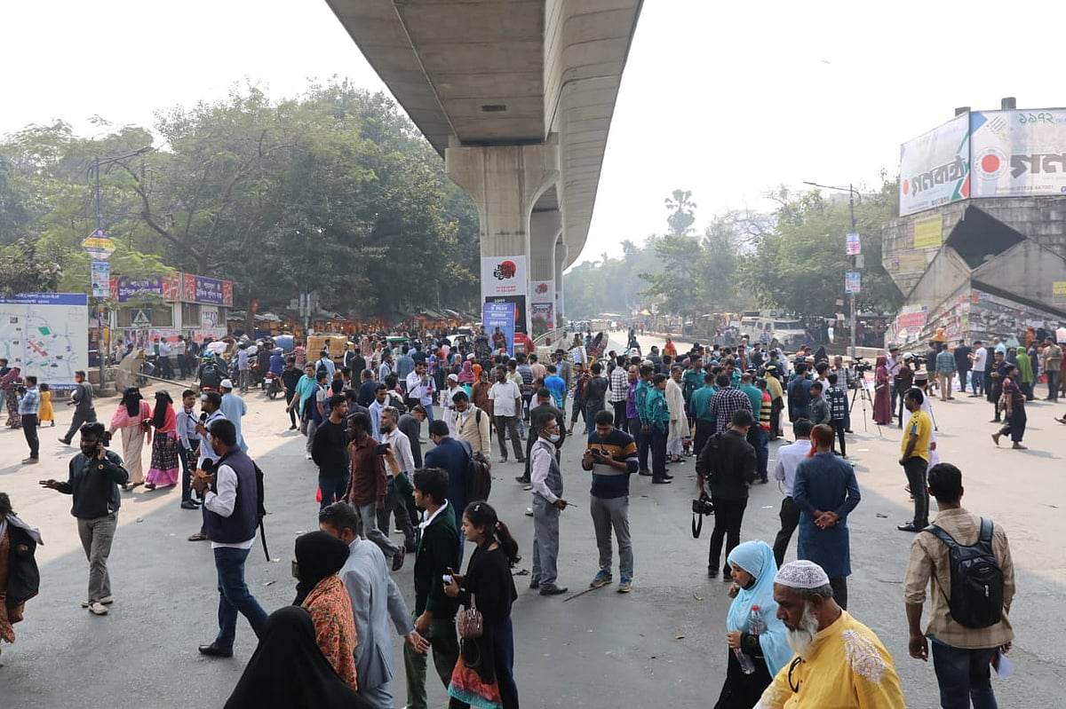 জুলাই গণ-অভ্যুত্থানে শহীদ পরিবারের স্বজনেরা শাহবাগ মোড় অবরোধ করায় যান চলাচল বন্ধ হয়ে যায়। সাত ঘণ্টা পর অবরোধ প্রত্যাহার করা হয়