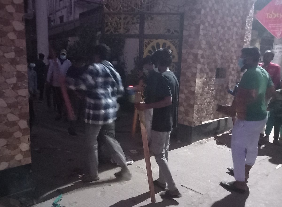 সাভারে আওয়ামী লীগ নেতা মঞ্জুরুল আলম ও ফখরুল আলমের বাসভবনে আজ বৃহস্পতিবার সন্ধ্যায় হামলা চালায় বিক্ষুব্ধ ছাত্র–জনতা