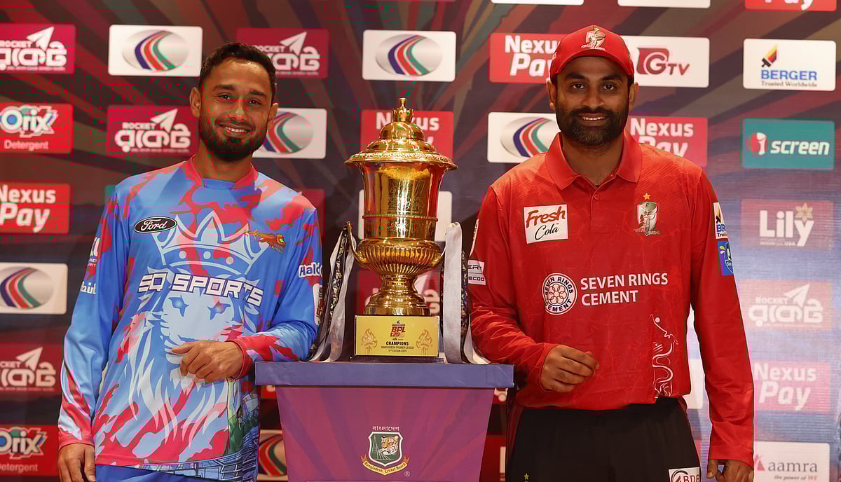 ট্রফি নিয়ে ফটোসেশনে বরিশাল ও চিটাগংয়ের অধিনায়ক