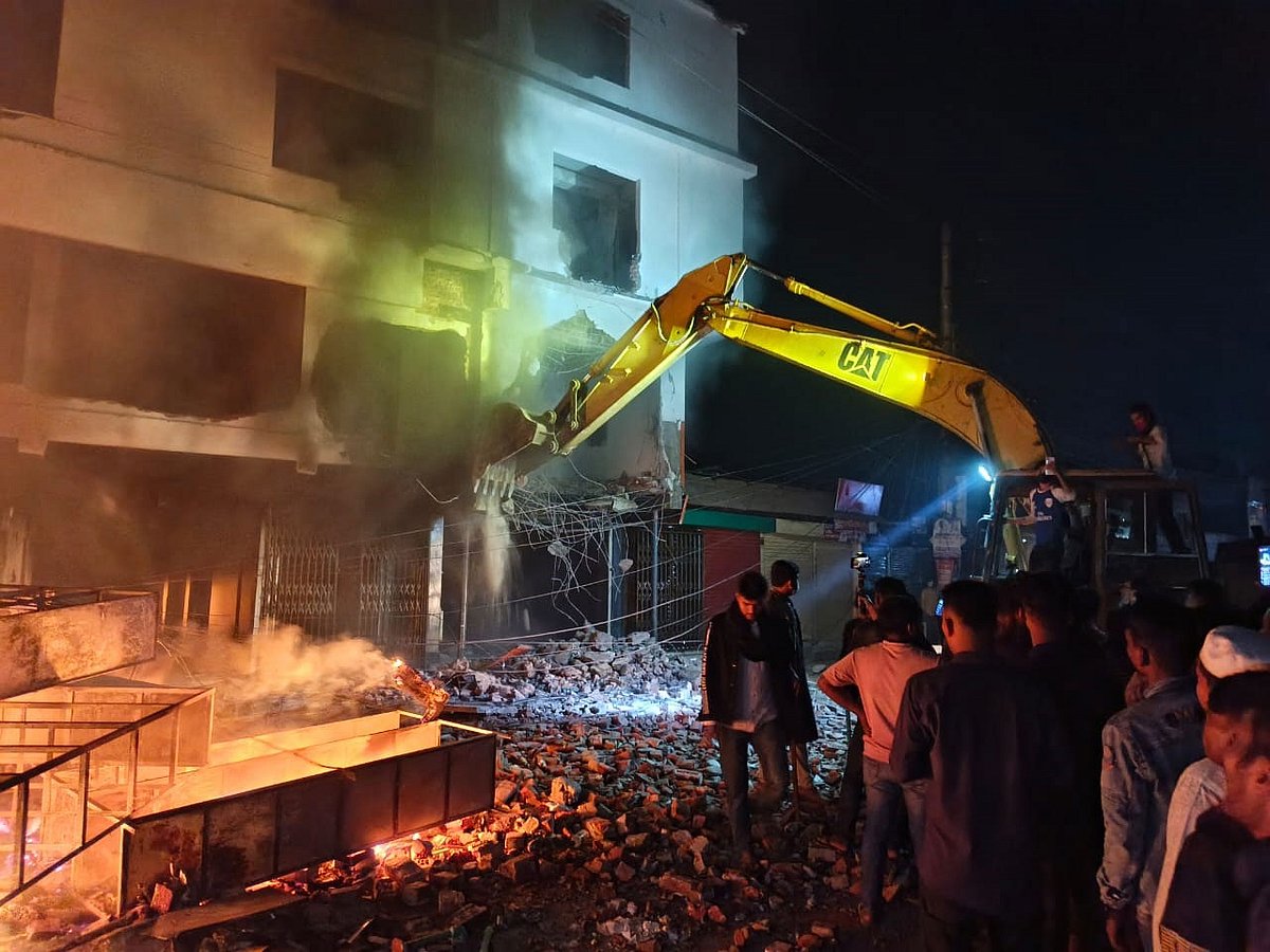 লক্ষ্মীপুরের সদর উপজেলা পরিষদের সাবেক চেয়ারম্যান  এ কে এম সালাহ উদ্দিনের বাড়ি ভাঙচুর করা হচ্ছে। আজ সন্ধ্যায় শহরের তমিজ মার্কেট এলাকায়