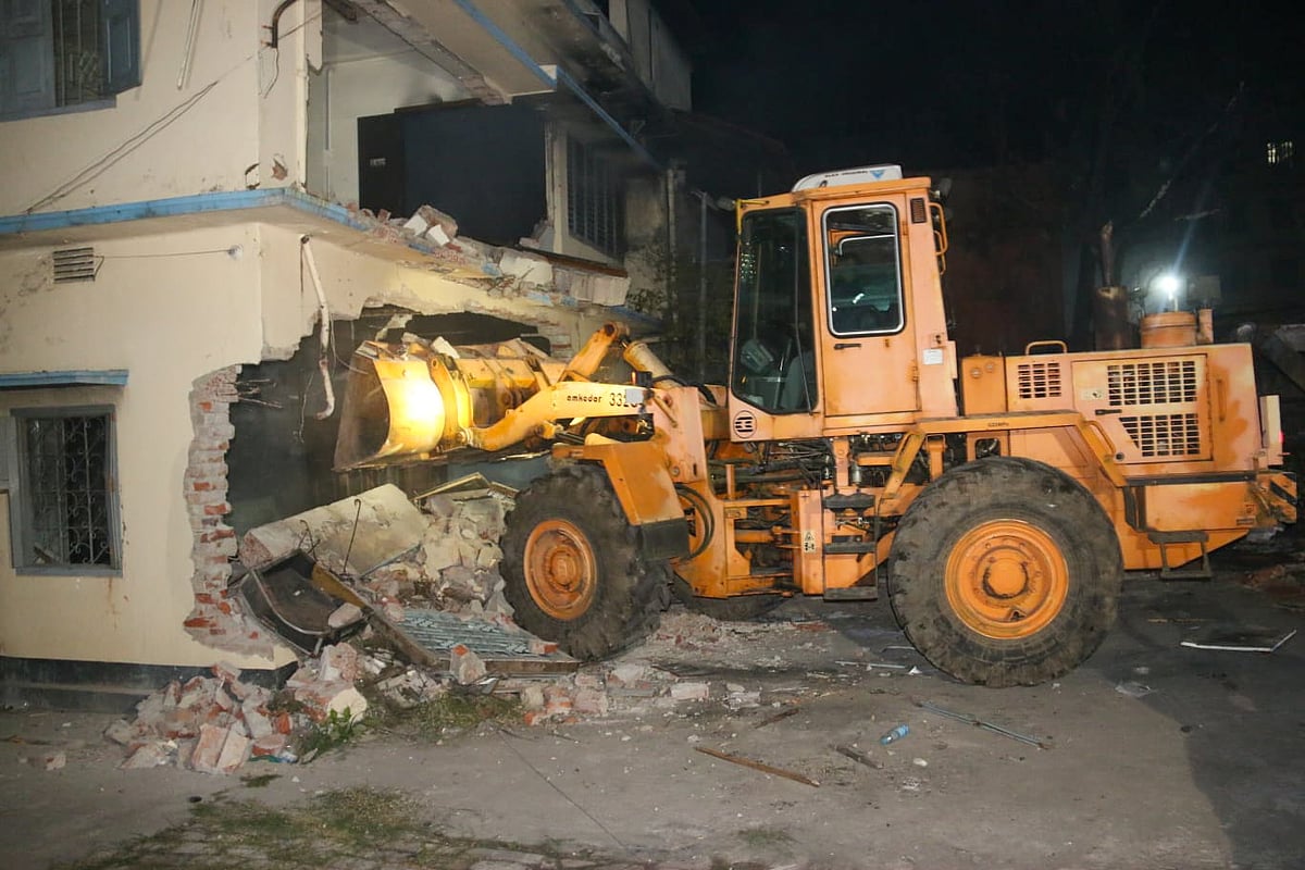 বরিশালে গতকাল বুধবার রাত থেকে বুলডোজার দিয়ে সাবেক মেয়র ও মহানগর আওয়ামী লীগের সভাপতি সাদিক আবদুল্লাহর বাসভবন ভাঙা হচ্ছে