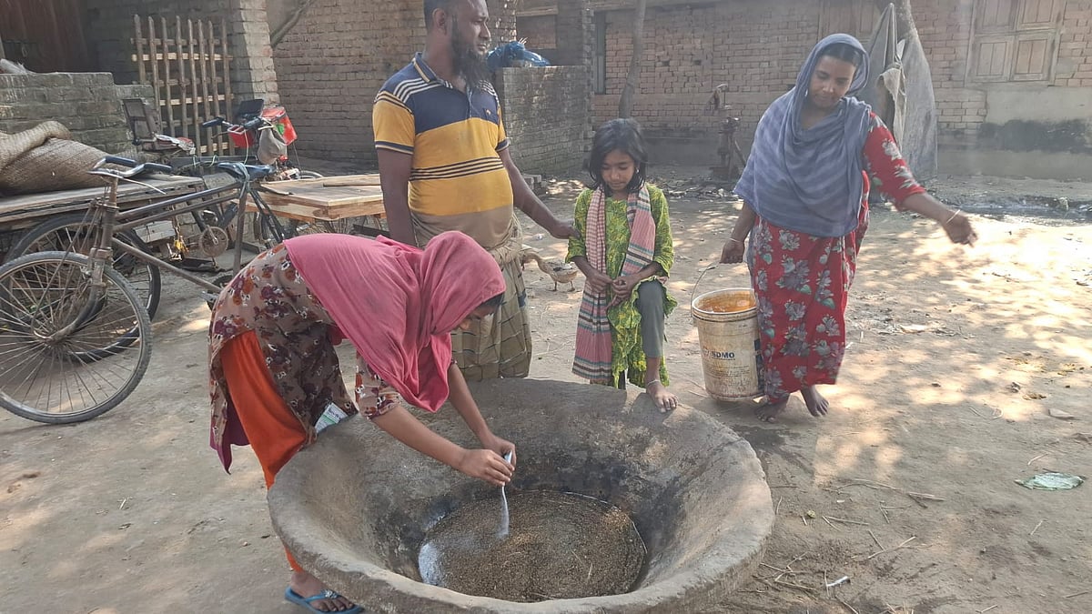 বাঁধাকপি খাওয়ার পর অসুস্থ গরুগুলোর জন্য মাটির পাত্রে খাওয়ার স্যালাইন তৈরি করা হচ্ছে। বৃহস্পতিবার দুপুরে রাজশাহীর পবা উপজেলার বালিয়া গ্রামে