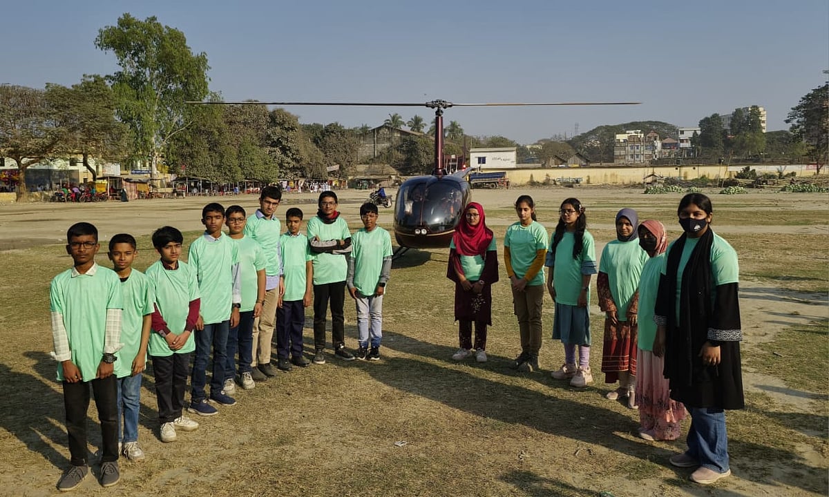 টাঙ্গাইলের শাহীন স্কুলের ২১ শিক্ষার্থীকে হেলিকপ্টারে করে টাঙ্গাইলের আকাশে ভ্রমণ করানো হয়। বৃহস্পতিবার বিকেলে টাঙ্গাইল শহরের ঈদগাহ মাঠে