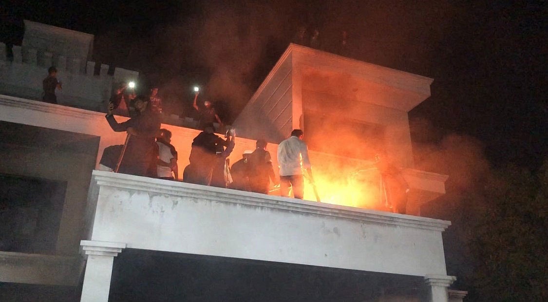 ফেনীর সাবেক সংসদ সদস্য আলাউদ্দিন আহমেদ চৌধুরী নাসিমের বাড়িতে আগুন দেওয়া হয়। আজ রাত আটটার দিকে