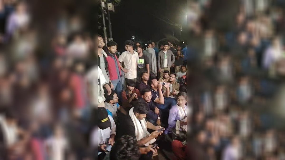 মিন্টো রোডে বিক্ষোভ করছেন বৈষম্যবিরোধী ছাত্র আন্দোলনের মুখ্য সংগঠক আব্দুল হান্নান মাসউদের নেতৃত্বে একদল শিক্ষার্থী। ঢাকা, ০৭ ফেব্রুয়ারি