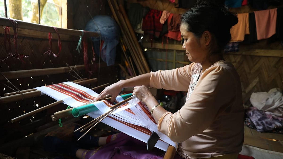 বান্দরবানের ফারুকপাড়ায় কোমরতাঁতে কাপড় বুনছেন এক বম নারী। সম্প্রতি তোলা