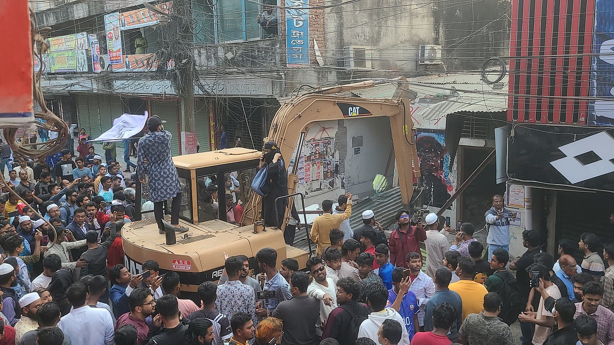 টাঙ্গাইল জেলা আওয়ামী লীগের কার্যালয় গুঁড়িয়ে দেওয়া হয়। বৃহস্পতিবার বিকেলে টাঙ্গাইল শহরের মেইন রোড এলাকায়