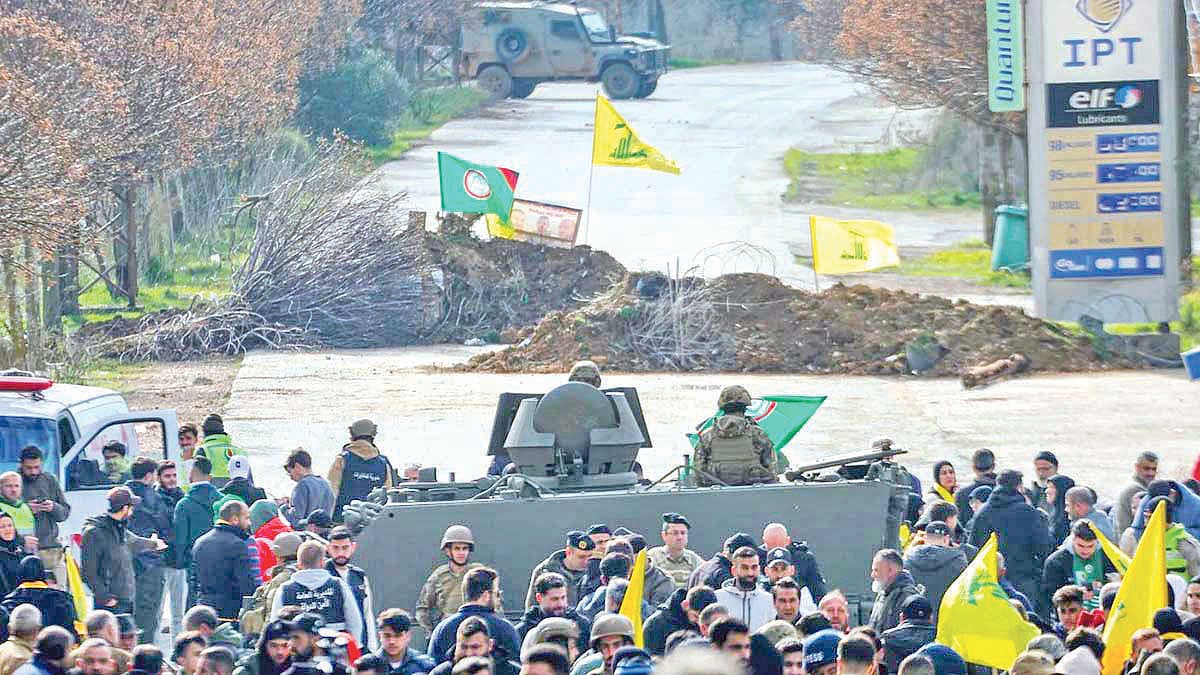 ভিটেমাটি থেকে উচ্ছেদ হওয়া লেবাননের লোকেরা তঁাদের বসতিতে মিছিল নিয়ে ফিরছেন
