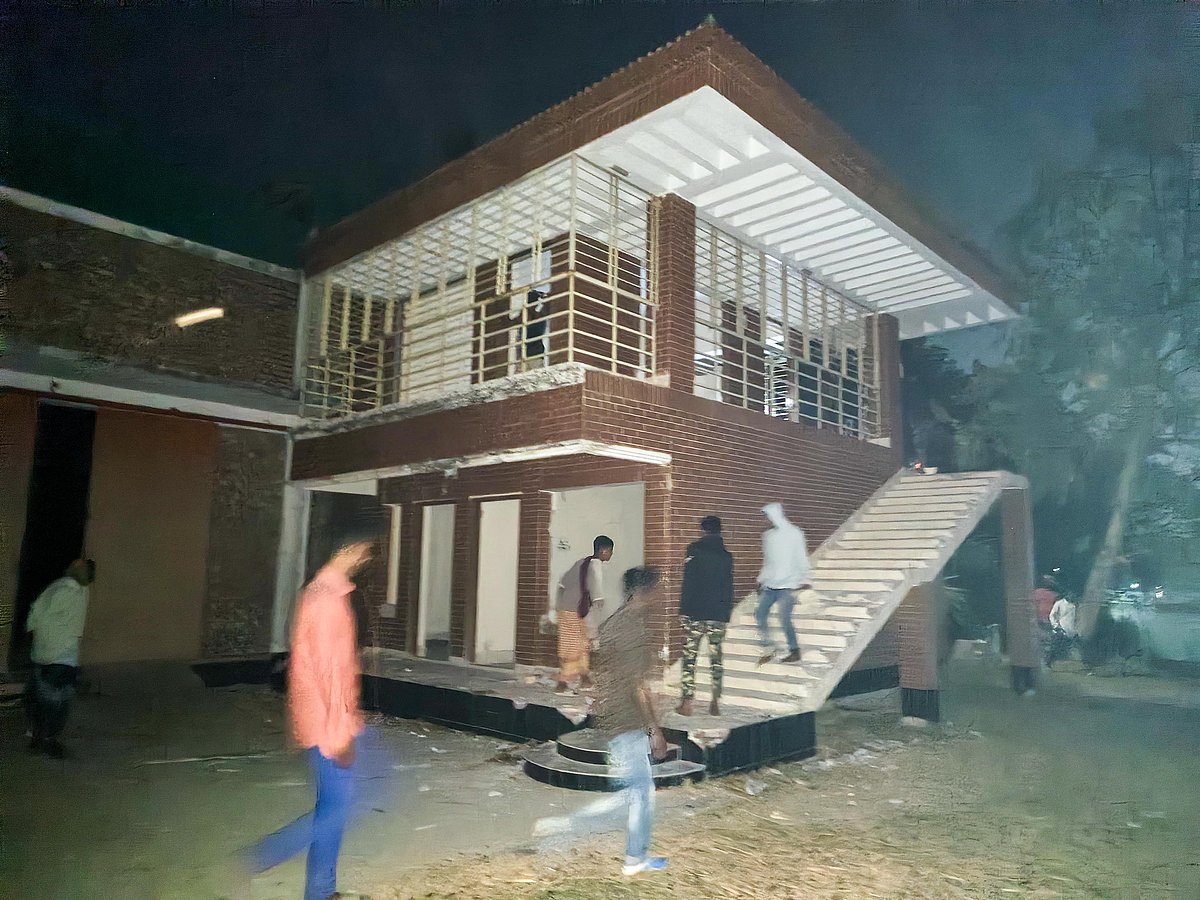 খুলনার দিঘলিয়া উপজেলার ভৈরব নদের তীরে অবস্থিত শেখ হাসিনার রেস্টহাউস ভাঙচুর করছে বিক্ষুব্ধ জনতা। বৃহস্পতিবার রাত ৯টার দিকে ভাঙ্চুরের ঘটনার সূত্রপাত হয়