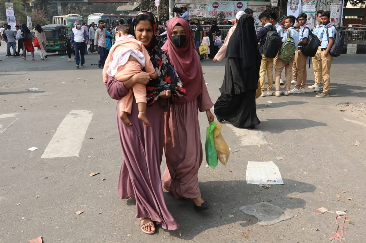 জুলাই গণ-অভ্যুত্থানে শহীদ পরিবারের স্বজনেরা শাহবাগ অবরোধ করায় যান চলাচল বন্ধ রয়েছে। চলাচলে ভোগান্তিতে পড়েছে মানুষ। ঢাকা, ৬ ফেব্রুয়ারি