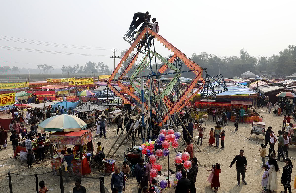 বগুড়ার ধুনটে জামাইবরণ মেলায় শিশু-কিশোরেরা মেতে ওঠে আনন্দ উদ্‌যাপনে। তাদের জন্য নাগরদোলাসহ অন্য অনেক রাইড আনা হয়। উপজেলার হেউডনগর-কোদলাপাড়া এলাকায়। গতকাল সকালে তোলা