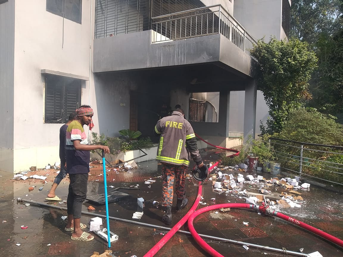 সাবেক পররাষ্ট্র প্রতিমন্ত্রী শাহরিয়ার আলমের রাজশাহীর বাঘার বাড়িতে আজ বৃহস্পতিবার বেলা সাড়ে ১১টার দিকে অগ্নিসংযোগ করা হয়