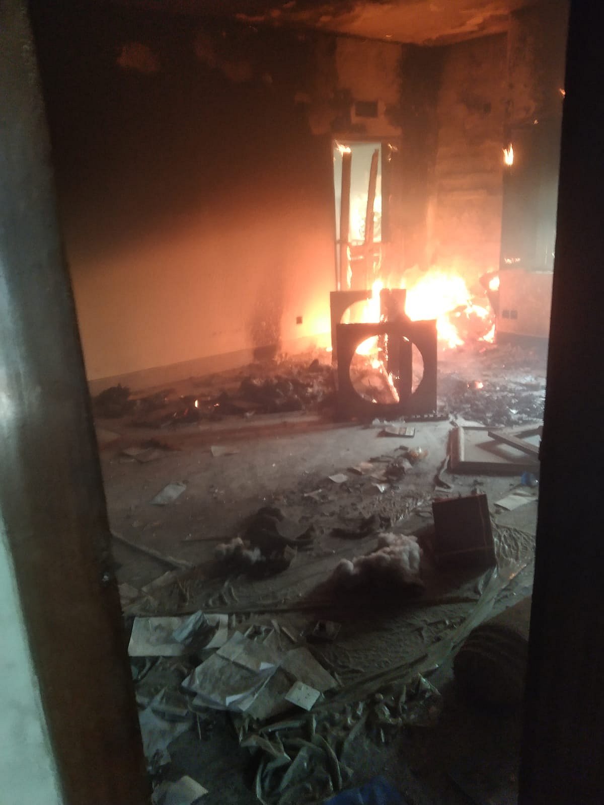 ধানমন্ডি–৫ এ আওয়ামী লীগ সভানেত্রী শেখ হাসিনার বাসভবন সুধা সদনে আজ বৃহস্পতিবার সকালেও আগুন জ্বলছে