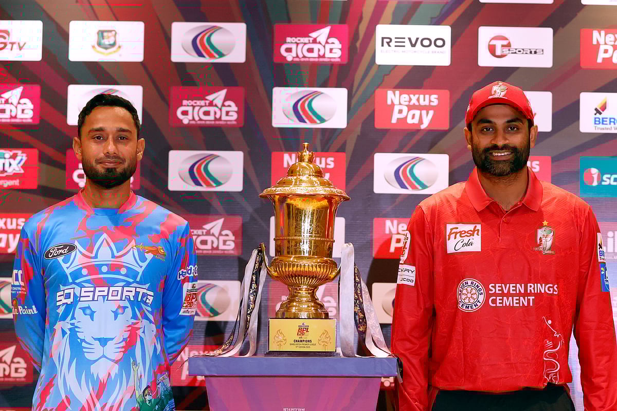 বিপিএল ট্রফি নিয়ে দুই দলের অধিনায়কের পোজ। চিটাগংয়ের অধিনায়ক মোহাম্মদ মিঠুন ও বরিশালের অধিনায়ক তামিম ইকবাল