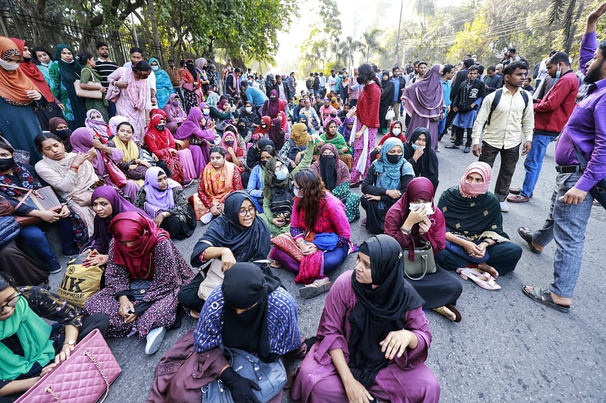 প্রধান উপদেষ্টার কার্যালয়ের সামনে অবস্থান নিয়ে বিক্ষোভ করেন সরকারি প্রাথমিক বিদ্যালয়ের সহকারী শিক্ষক পদে নিয়োগ বাতিল হওয়া প্রার্থীরা। ঢাকা, ৭ ফেব্রুয়ারি