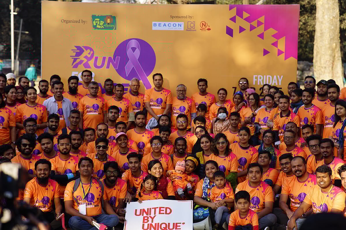 ‘রান ফর ক্যানসার অ্যাওয়ারনেস ২০২৫’ –এর উদ্বোধনী অনুষ্ঠানে অংশগ্রহণকারীদের সঙ্গে কার্টুনিস্ট আহসান হাবিব, হাবিবুল্লাহ তালুকদার রাসকিন, এভারেস্ট বিজয়ী এম এ মুহিত, এভারেস্ট বিজয়ী প্রথম বাংলাদেশি নারী নিশাত মজুমদার, অধ্যাপক মুমিত আল রশিদ, পর্যটক এলিজা বিনতে এলাহী ও অন্যান্যরা