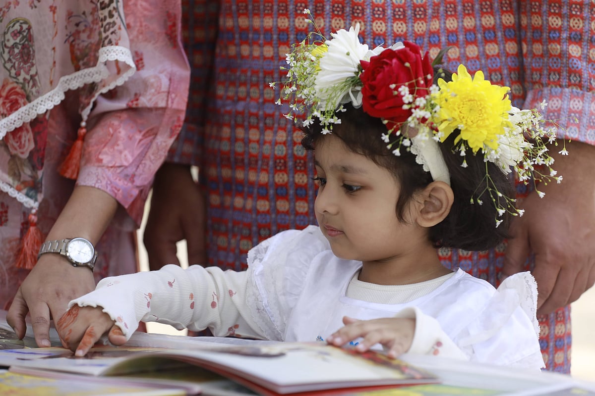 শিশু-কিশোরদের কলকাকলিতে মুখর হয়ে উঠেছিল বাংলা একাডেমি প্রাঙ্গণ আর সোহরাওয়ার্দী উদ্যানে বইমেলার শিশুচত্বর