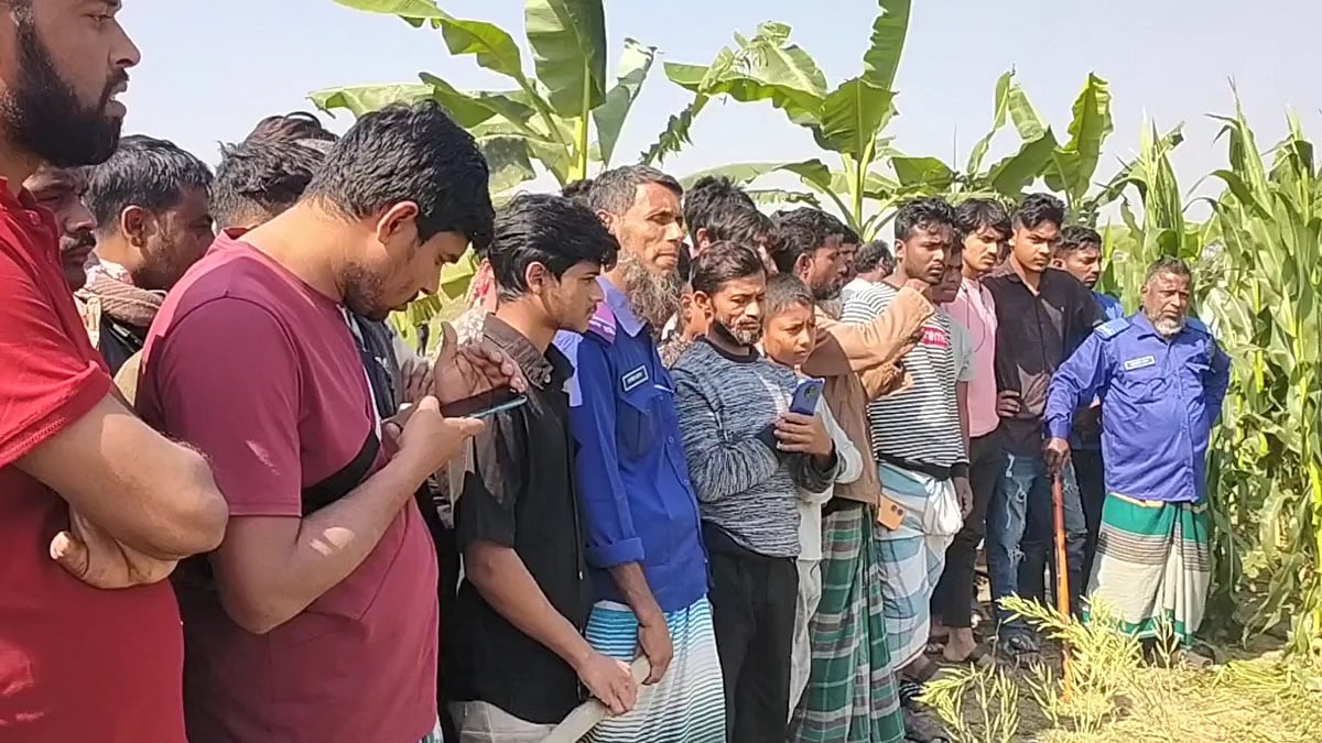 মাদারীপুরের শিবচরে একটি ভুট্টাখেতে মরদেহ উদ্ধারের খবরে ঘটনাস্থলে ভিড় করে স্থানীয় বাসিন্দারা। আজ সকালে কাদিরপুর ইউনিয়নের মানিকপুরে
