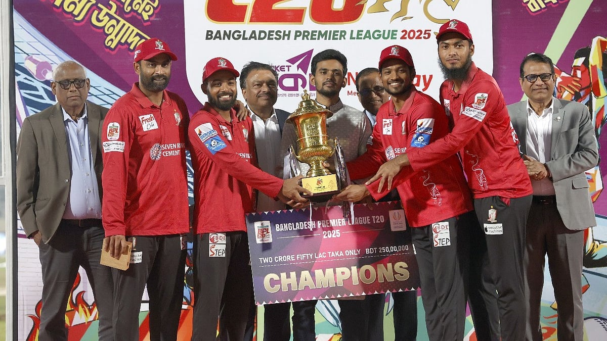 বিপিএলে এর আগে তিনবার ফাইনাল খেলেও চ্যাম্পিয়ন হতে পারেননি নাজমুল হোসেন ও তাওহিদ হৃদয়। অবশেষে তামিম ইকবালের নেতৃত্বে তাঁরা ট্রফির দেখা পেলেন