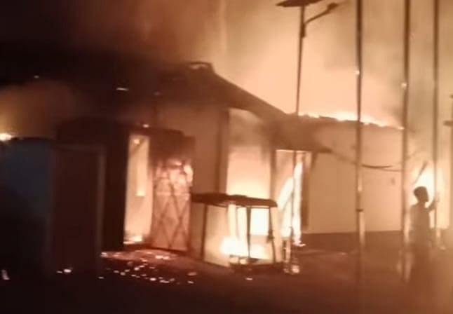 আগুনে পুড়ছে হাতিয়ার সাবেক সংসদ সদস্য মোহাম্মদ আলীর একটি বাড়ি