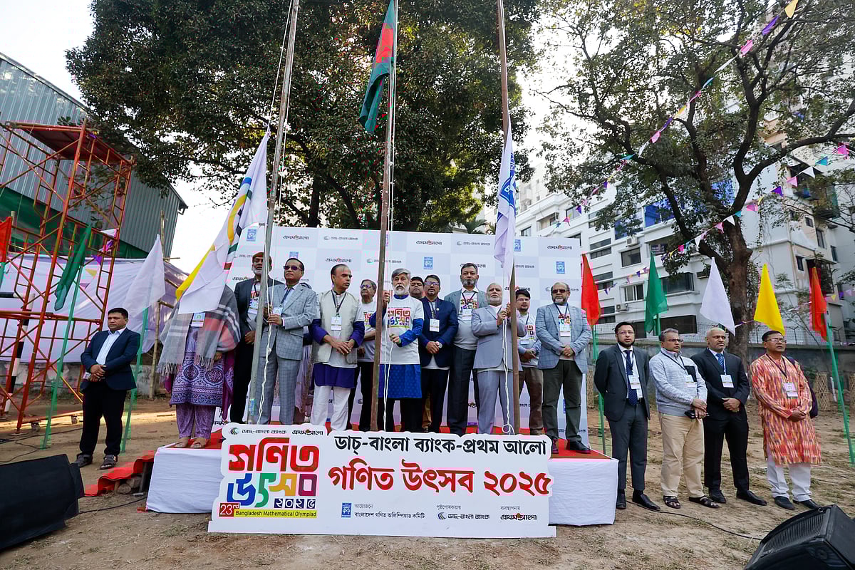 ডাচ্-বাংলা ব্যাংক-প্রথম আলো জাতীয় গণিত উৎসব ২০২৫ ও ২৩তম বাংলাদেশ গণিত অলিম্পিয়াডের উদ্বোধনী পর্বে জাতীয় পতাকা, বাংলাদেশ গণিত অলিম্পিয়াডের পতাকা ও আন্তর্জাতিক গণিত অলিম্পিয়াডের পতাকা উত্তোলন করেন অতিথিরা। সেন্ট যোসেফ হায়ার সেকেন্ডারি স্কুলে হয় এ আয়োজন। ঢাকা, ৭ ফেব্রুয়ারি