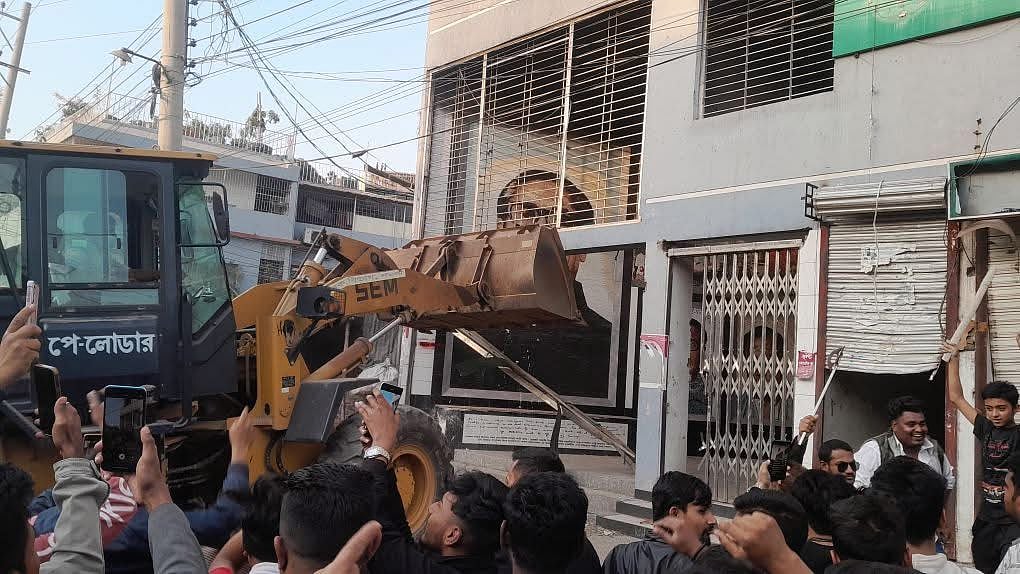 গতকাল বৃহস্পতিবার এক্সকাভেটর দিয়ে গুঁড়িয়ে দেওয়া হয় নওগাঁ জেলা আওয়ামী লীগের কার্যালয়