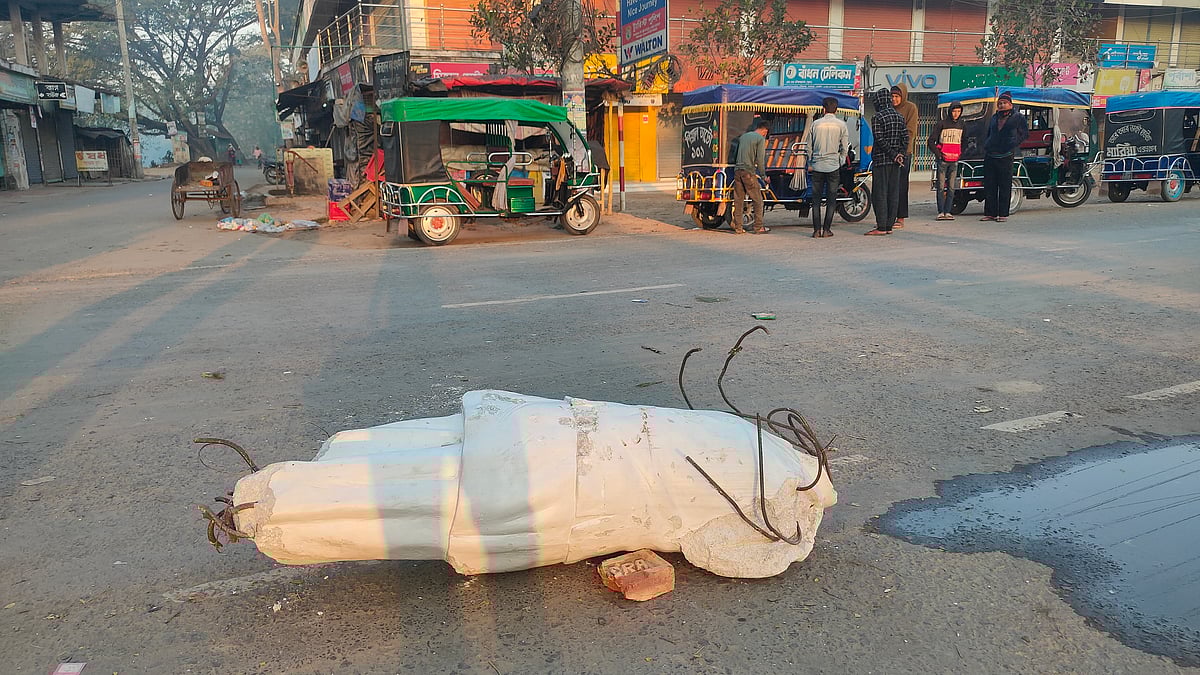 শেখ মুজিবুর রহমানের ভাস্কর্যের বেশির ভাগ অংশ সড়কে পড়ে ছিল। শুক্রবার সকালে মেহেরপুরের কেদারগঞ্জ বাজার এলাকায়