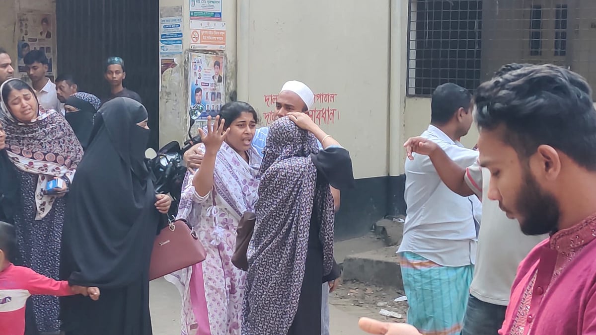 নরসিংদী রায়পুরার শ্রীনগরে গুলিতে এক নারীর মৃত্যুর খবরে স্বজনদের আহাজারি। আজ শুক্রবার রায়পুরা উপজেলা স্বাস্থ্য কমপ্লেক্সে