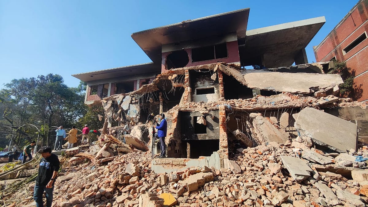 ঢাকার ধানমন্ডি ৩২ নম্বরে শেখ মুজিবুর রহমানের গুঁড়িয়ে দেওয়া বাড়ি। আজ শুক্রবার সকালে