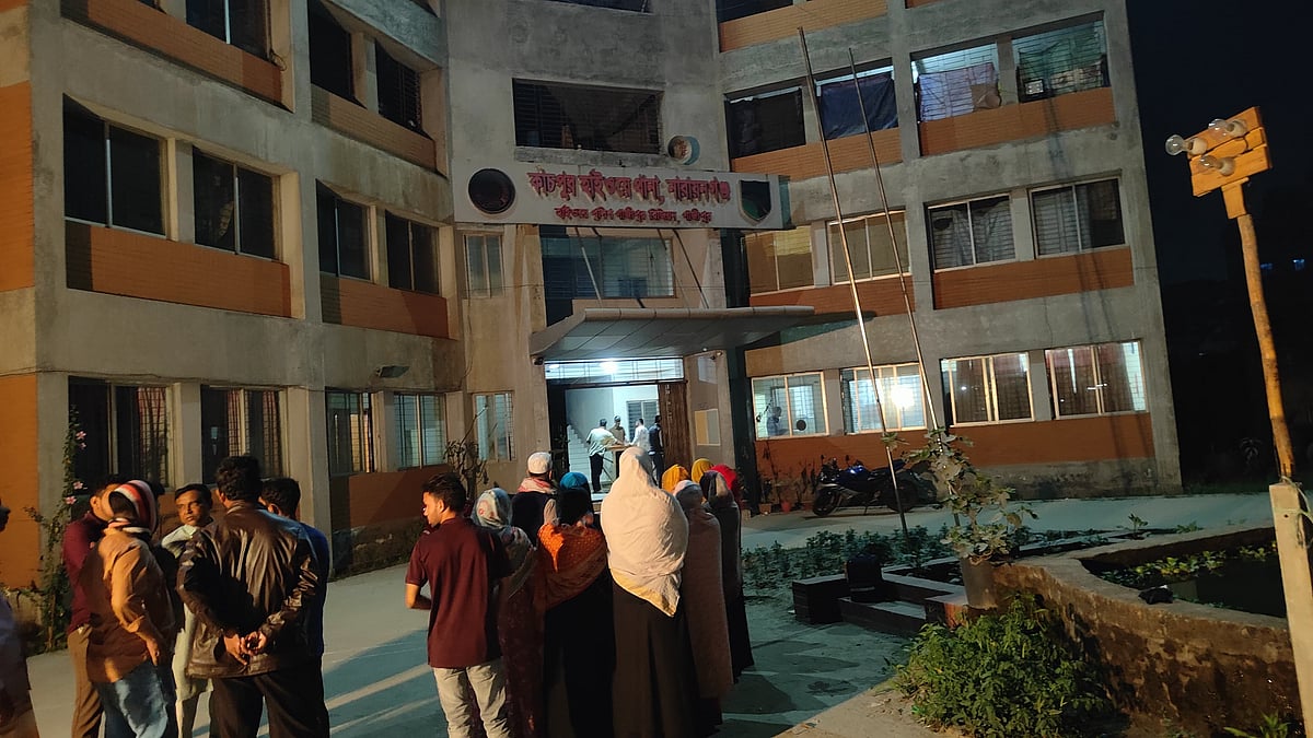 নিহত ব্যক্তিদের লাশের জন্য কাঁচপুর হাইওয়ে থানায় অপেক্ষা করছেন স্বজনেরা। আজ রাত আটটার দিকে