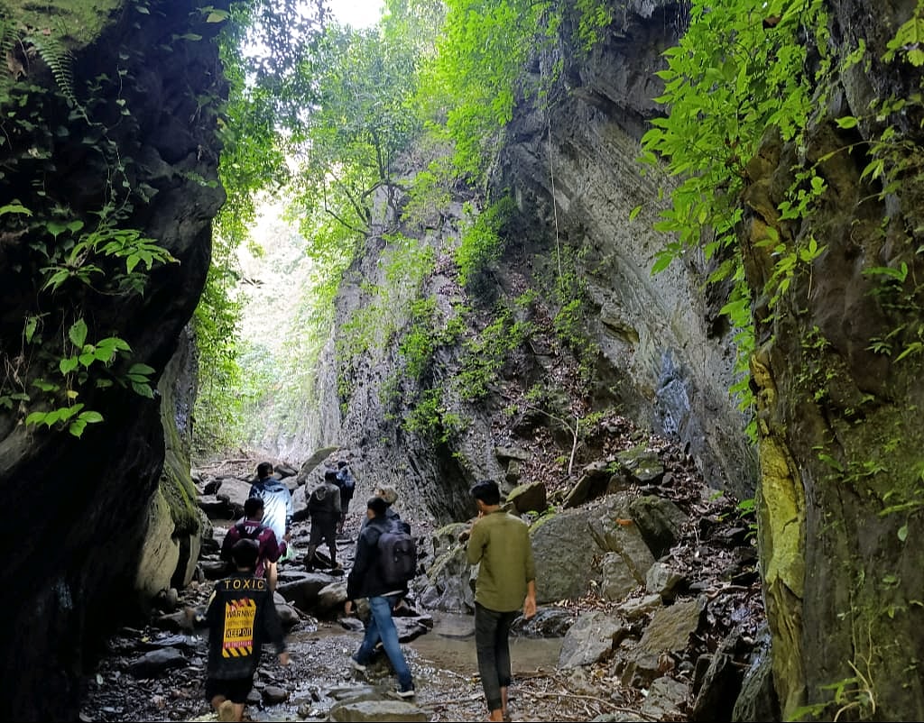 বাদুড়ের গুহায় যাওয়ার পথে পথে রোমাঞ্চের হাতছানি। সম্প্রতি রাঙামাটির সদর উপজেলার বালুখালী ইউনিয়নের কাইন্দে এলাকায়