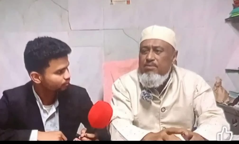 সাংবাদিকের প্রশ্নের জবাব দিচ্ছেন চট্টগ্রাম দক্ষিণ জেলা বিএনপির আহ্বায়ক ইদ্রিস মিয়া