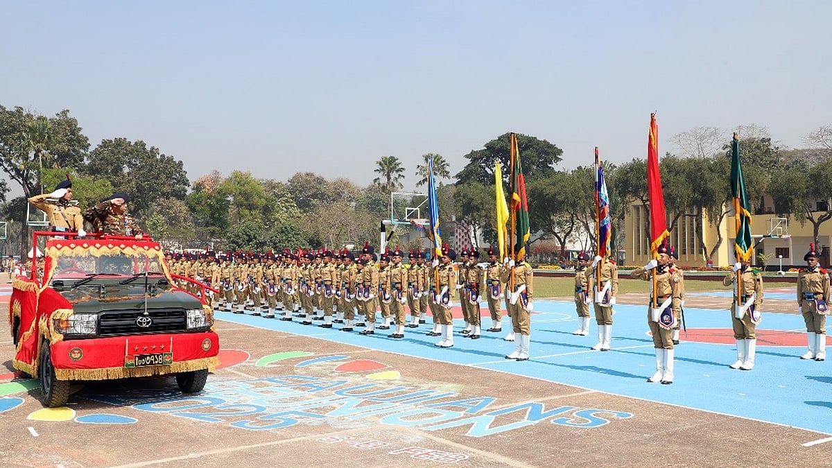 সেনাপ্রধান জেনারেল ওয়াকার-উজ-জামান প্যারেডে সালাম গ্রহণ করেন। চট্টগ্রামের ফৌজদারহাট ক্যাডেট কলেজ মাঠে পুনর্মিলনী অনুষ্ঠানে। ৭ ফেব্রুয়ারি