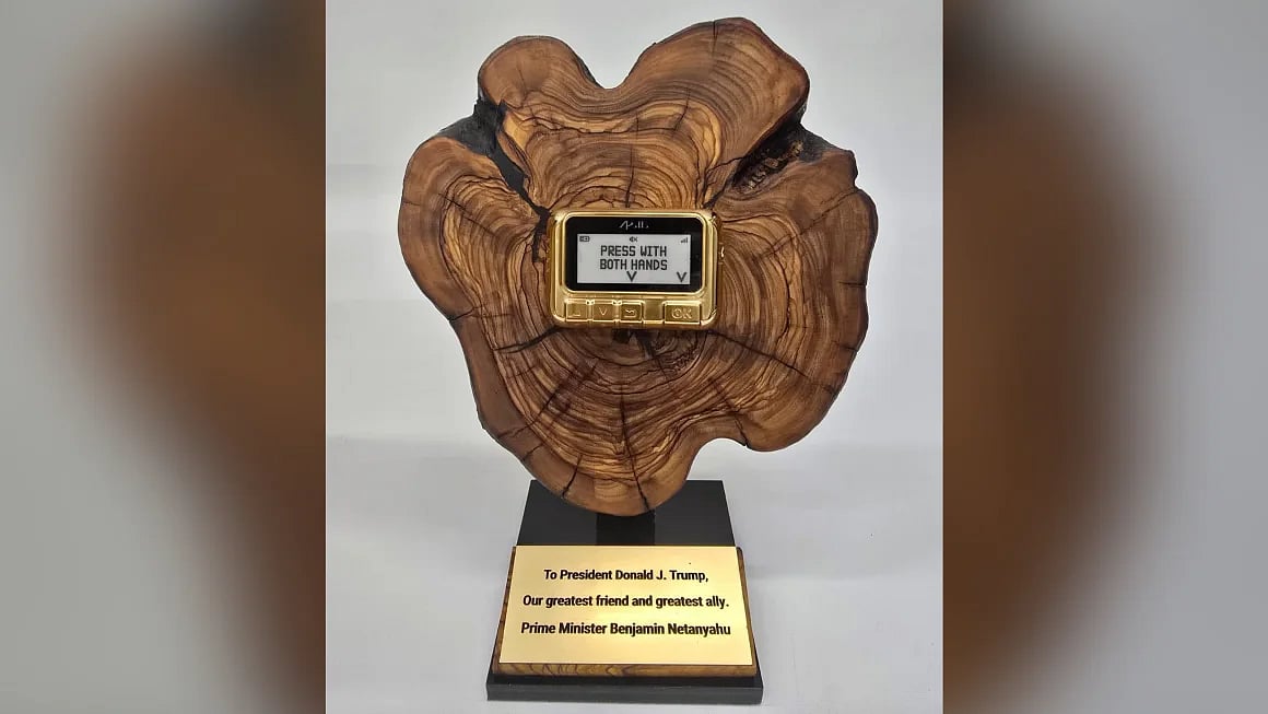 ডোনাল্ড ট্রাম্পকে একটি সোনালি পেজার উপহার দিয়েছেন বেনিয়ামিন নেতানিয়াহু