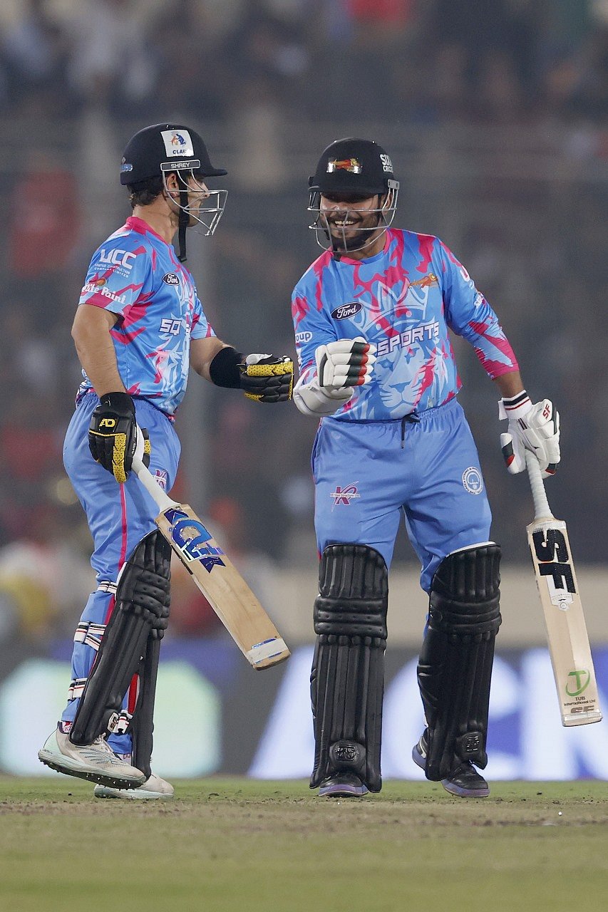 বিপিএল ফাইনালে চিটাগং কিংসকে উড়ন্ত শুরু এনে দিয়েছেন খাজা নাফি ও পারভেজ হোসেন