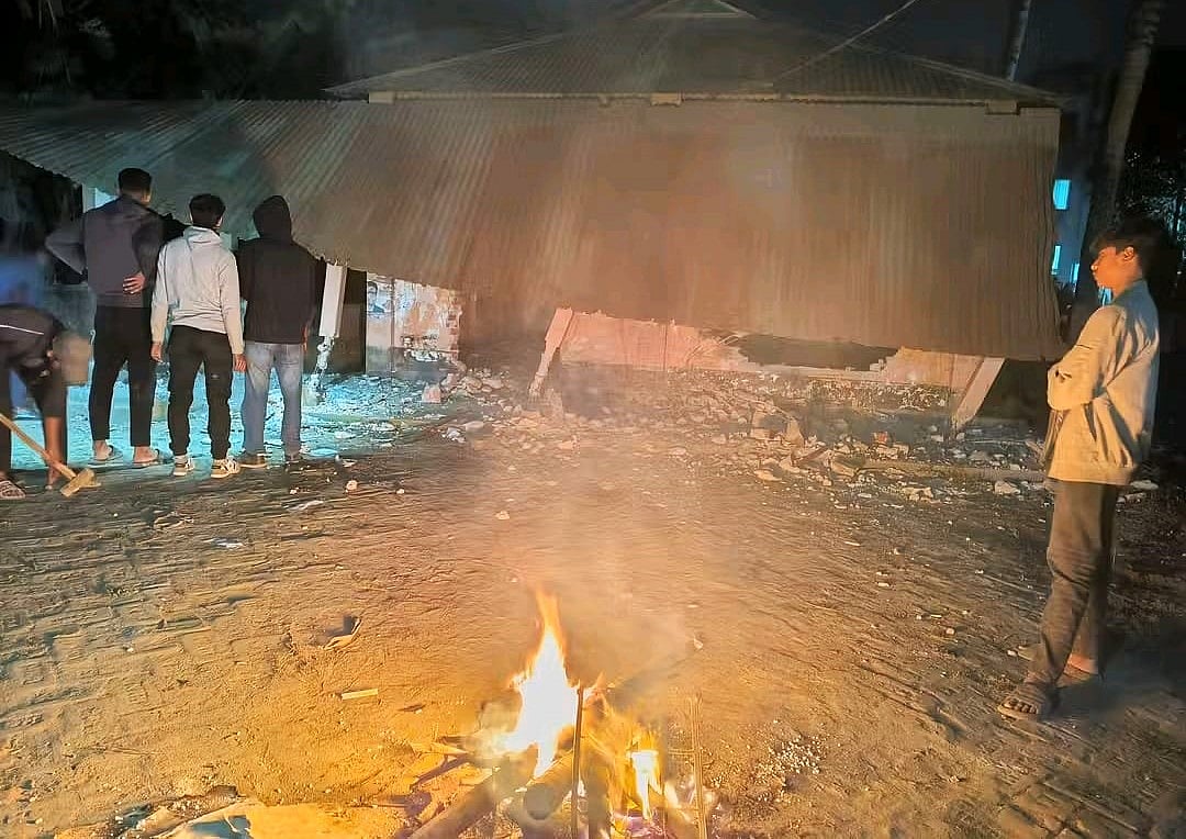 জামালপুরের মেলান্দহ উপজেলা আওয়ামী লীগের কার্যালয় গুঁড়িয়ে দেওয়া হয়েছে। আজ শুক্রবার রাতে উপজেলা পরিষদসংলগ্ন আদিপৈত এলাকায়