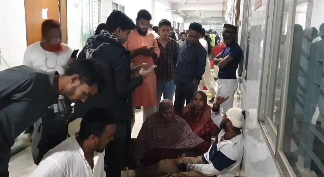 গাজীপুরের শহীদ তাজউদ্দীন আহমদ মেডিকেল কলেজ হাসপাতালে আহতদের চিকিৎসা দেওয়া হচ্ছে।