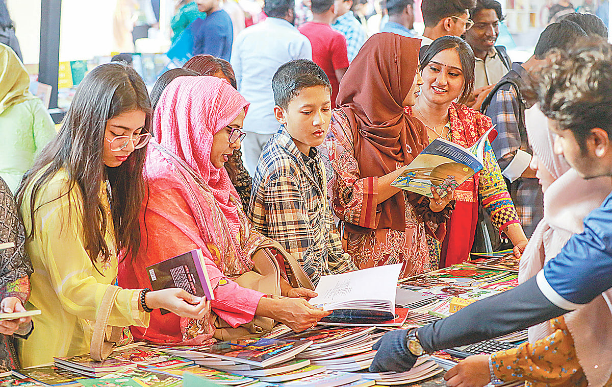 অমর একুশে বইমেলায় পছন্দের বই কিনছেন সাধারণ মানুষ। গতকাল বিকেলে সোহরাওয়ার্দী উদ্যানে