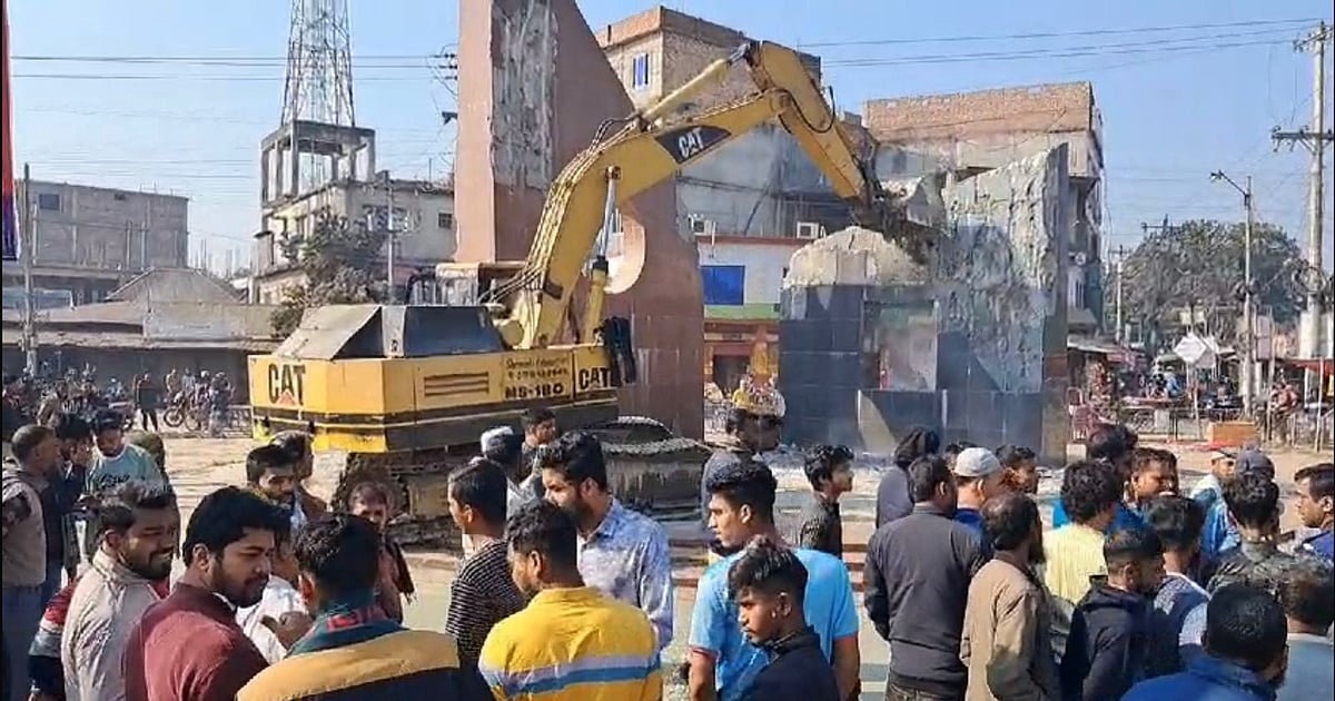 ‘বঙ্গবন্ধু স্মৃতিস্তম্ভ’ এক্সকাভেটর দিয়ে ভেঙে দিয়েছেন বিক্ষুব্ধ লোকজন। আজ শনিবার সকালে ফরিদপুরের বোয়ালমারীর চৌরাস্তা এলাকায়