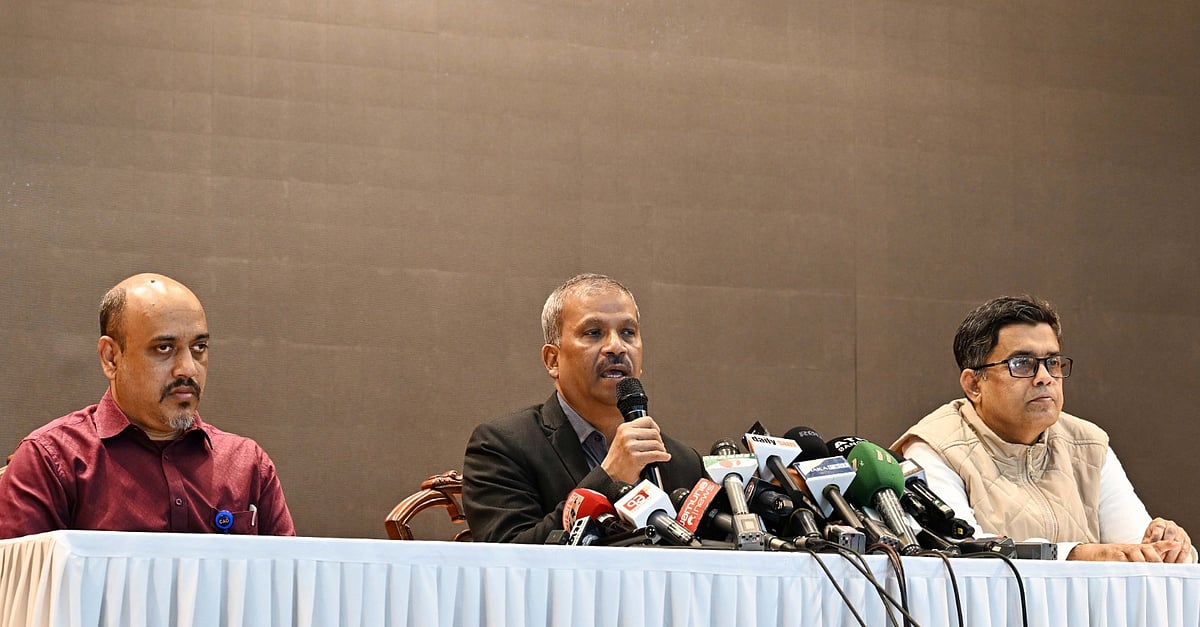 রাজধানীর ফরেন সার্ভিস একাডেমিতে আজ শনিবার প্রধান উপদেষ্টার প্রেস উইং আয়োজিত সংবাদ ব্রিফিংয়ে কথা বলেন আইন উপদেষ্টা অধ্যাপক আসিফ নজরুল