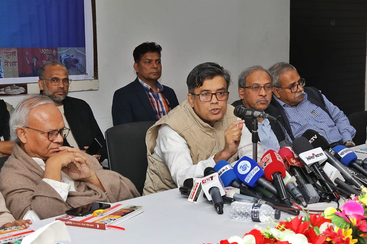 রাজধানীর জাতীয় প্রেসক্লাবে ‘দ্রোহের গ্রাফিতি: ২৪-এর গণ-অভ্যুত্থান’ শিরোনামের একটি বইয়ের প্রকাশনা উৎসবে বক্তব্য দেন প্রধান উপদেষ্টার প্রেস সচিব শফিকুল আলম। আজ শনিবার দুপুরে