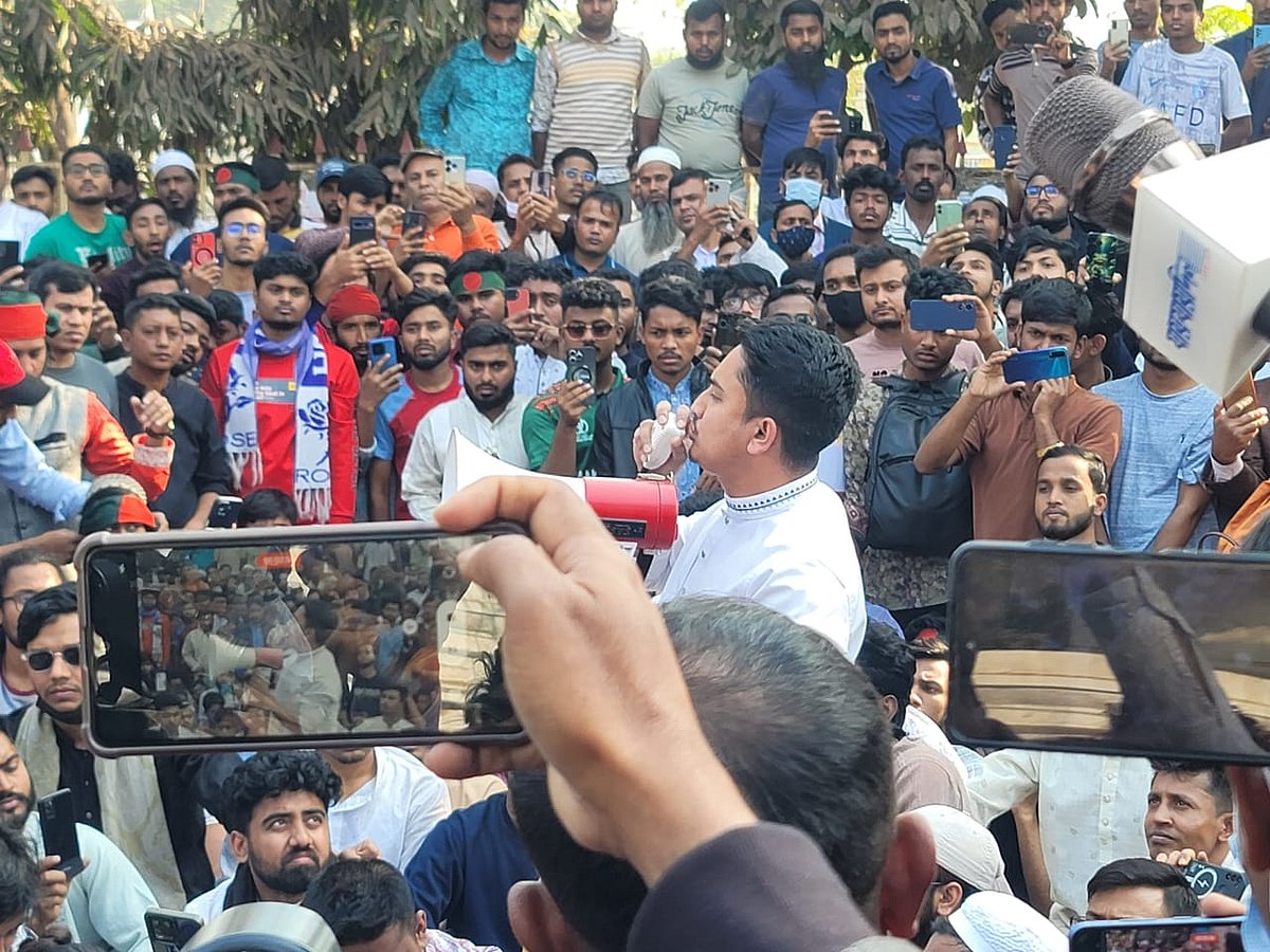 গাজীপুরে বিক্ষোভ সমাবেশে কথা বলছেন সারজিস আলম। শনিবার দুপুরে জেলা প্রশাসকের কার্যালয়ের সামনে রাজবাড়ি সড়কে