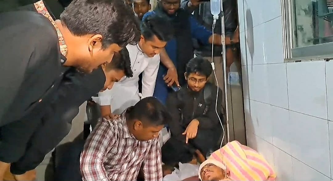 গাজীপুরে হামলায় আহত শিক্ষার্থীদের দেখতে হাসপাতালে বৈষম্যবিরোধী ছাত্র আন্দোলনের আহ্বায়ক হাসনাত আবদুল্লাহ ও কেন্দ্রীয় সমন্বয়ক সারজিস আলম। গতকাল গভীর রাতে শহীদ তাজউদ্দীন আহমদ মেডিকেল কলেজ হাসপাতালে