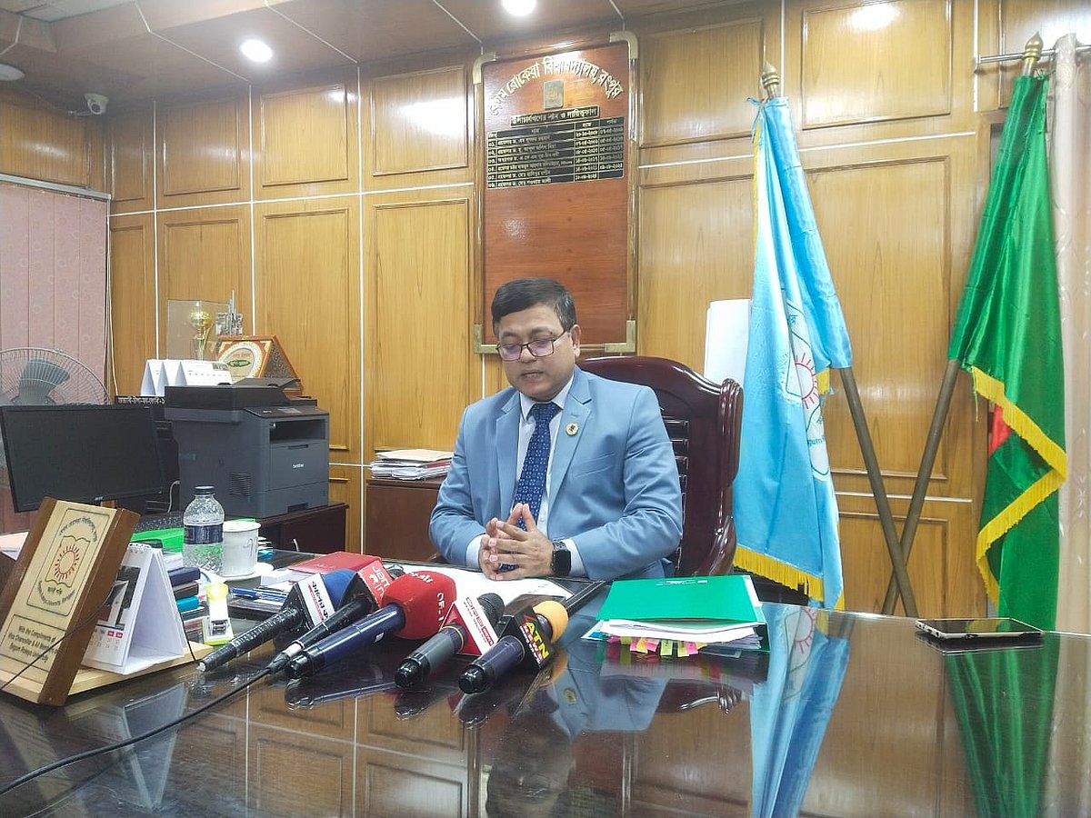 রংপুরের বেগম রোকেয়া বিশ্ববিদ্যালয়ের দুটি হলের নাম পরিবর্তনের বিষয়ে সাংবাদিকদের সঙ্গে কথা বলেন উপাচার্য অধ্যাপক শওকাত আলী। শনিবার বিকেলে বেগম রোকেয়া বিশ্ববিদ্যালয়ে