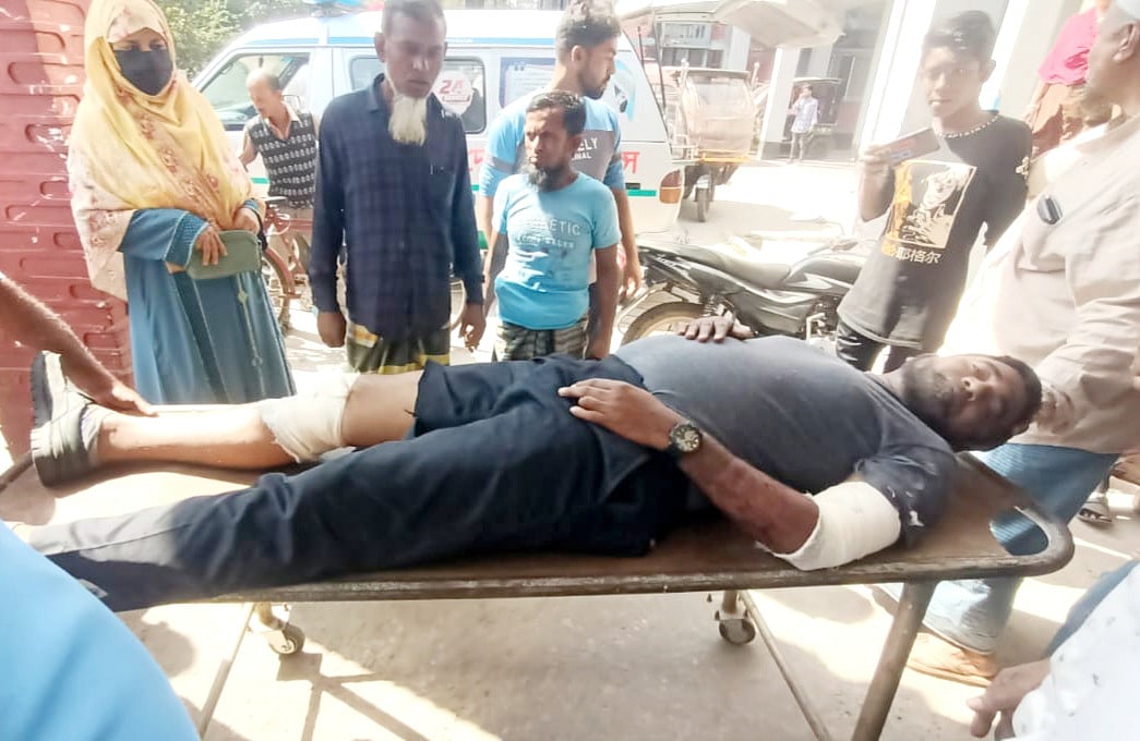 বরগুনার আমতলী উপজেলায় বিএনপির দুই পক্ষের সংঘর্ষে আহত মিজানুর রহমান। আজ শনিবার আমতলী উপজেলা স্বাস্থ্য কমপ্লেক্সে