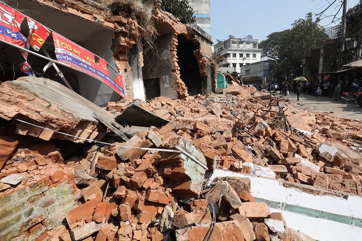 বগুড়ার ক্রীড়াঙ্গনের আঁতুড়ঘর খ্যাত টাউন ক্লাবটি ভেঙে ফেলেছে বিক্ষুব্ধরা। গতকাল শুক্রবার তোলা