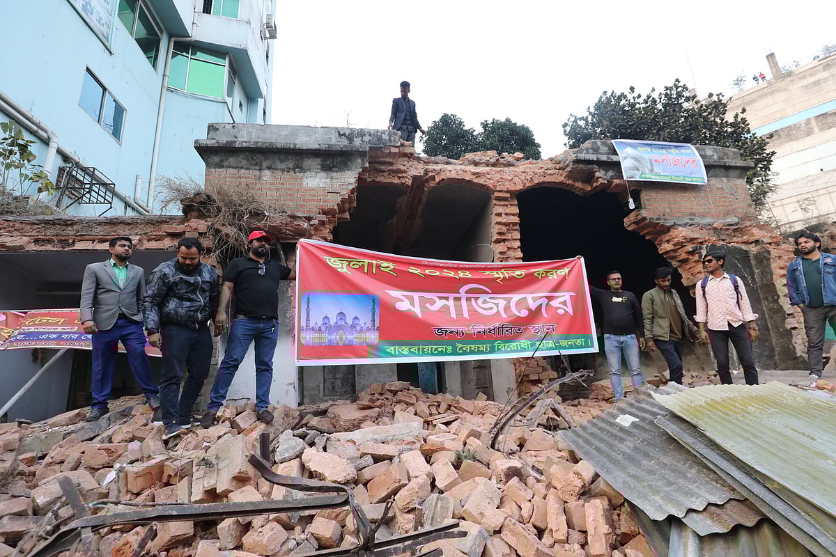 বগুড়ায় জেলা জাসদের কার্যালয় গুঁড়িয়ে দেওয়ার পর সেখানে মসজিদ নির্মাণের ঘোষণা দিয়ে ডিজিটাল প্যানা টানিয়ে দিয়েছেন বৈষম্যবিরোধীরা। শনিবার বিকেলে শহরের সাতমাথা এলাকায়
