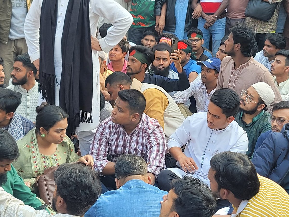 গাজীপুরে নেতা-কর্মীদের ওপর হামলার প্রতিবাদে বৈষম্যবিরোধী ছাত্র আন্দোলনের আহ্বায়ক হাসনাত আবদুল্লাহ ও কেন্দ্রীয় সমন্বয়ক সারজিস আলমের নেতৃত্বে সড়ক অবরোধ করে বিক্ষোভ। শনিবার দুপুরে শহরের রাজবাড়ী সড়কে