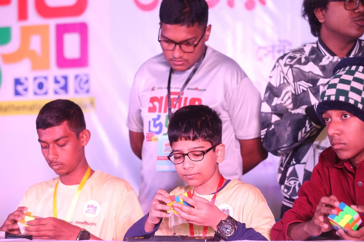 রুবিকস কিউব মেলানোর মধ্য দিয়ে শুরু হয় গণিত উৎসব। আজ শনিবার রাজধানীর সেন্ট যোসেফ হায়ার সেকেন্ডারি স্কুল প্রাঙ্গণে চলছে ‘ডাচ্‌-বাংলা ব্যাংক-প্রথম আলো জাতীয় গণিত উত্সব ২০২৫’